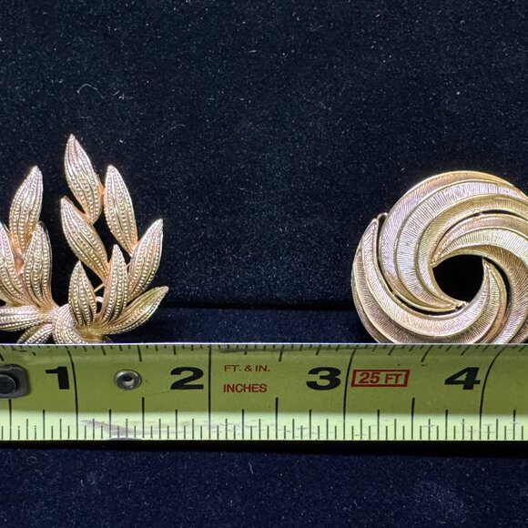 2 vtg Trifari Broochs Pins gold tone brushed textured Elegant Evening  - JW1475 - Picture 13 of 14